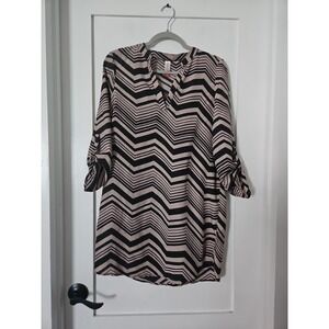No Boundaries Chevron Dress Medium 7-9 Black Taupe Shift V-Neck Roll Tab Sleeve